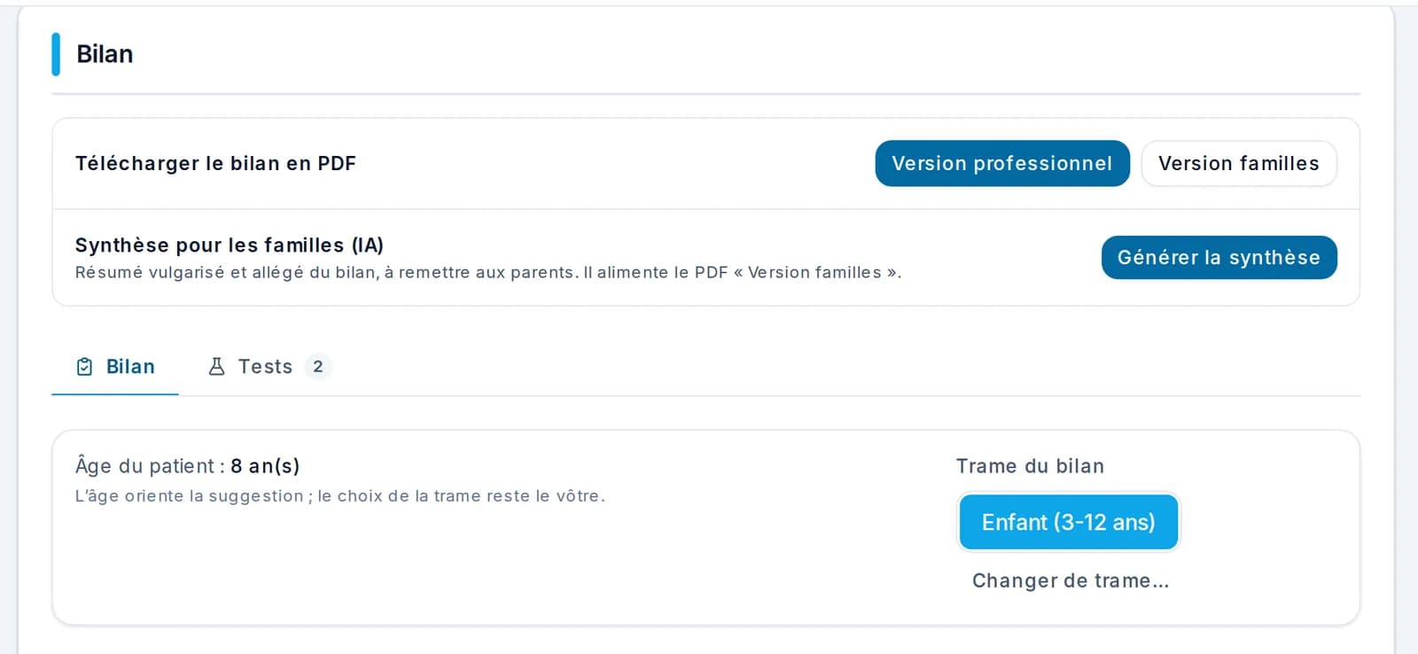 En-tête d’un bilan dans Libcab : boutons de téléchargement Version professionnelle et Version familles, synthèse IA pour les familles, trame Enfant (3-12 ans) suggérée pour un patient de 8 ans