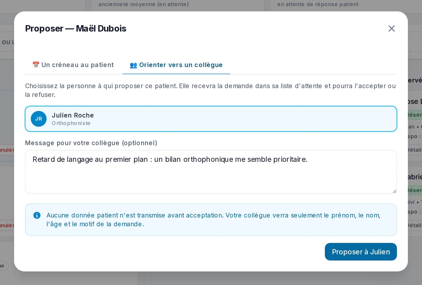 Fenêtre Proposer — Maël Dubois, onglet Orienter vers un collègue : Julien Roche, orthophoniste, sélectionné, message sur un retard de langage, et rappel qu’aucune donnée n’est transmise avant acceptation
